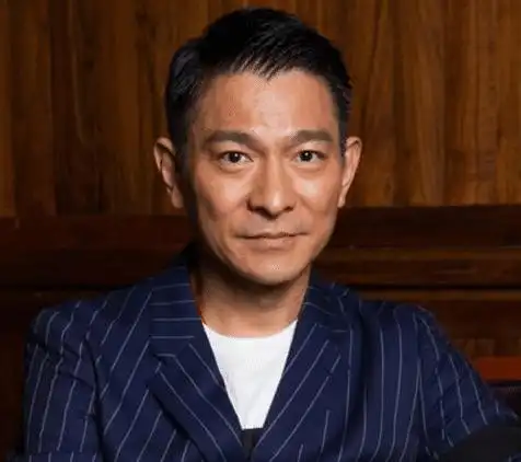 刘德华被路人拍到,照片尽显老态,网友感慨:57岁老了也帅