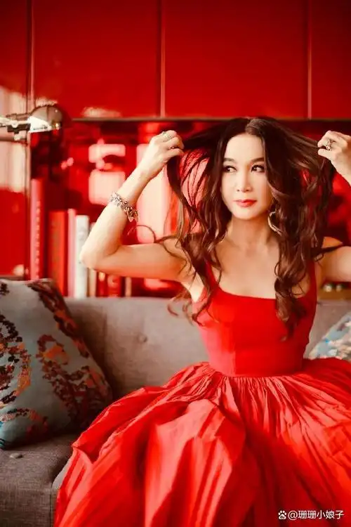 56岁温碧霞穿红衣大秀白嫩香肩!雪肤玉貌性感妖艳