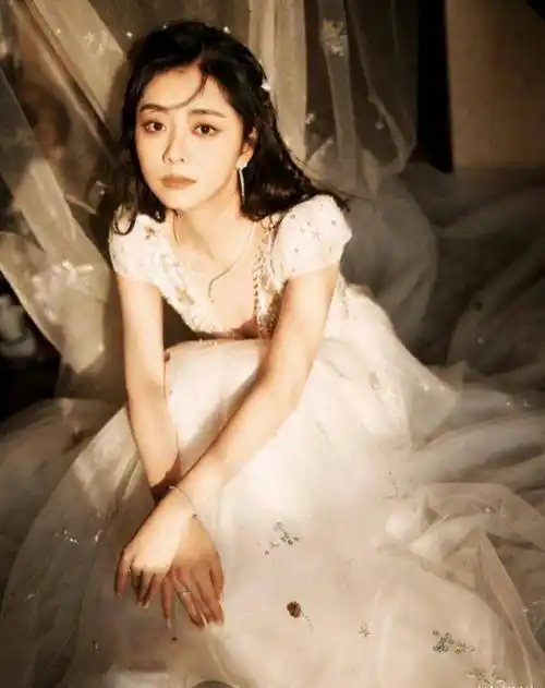 谭松韵简直是冻龄美人吧穿一袭白色公主纱裙气质甜美清新