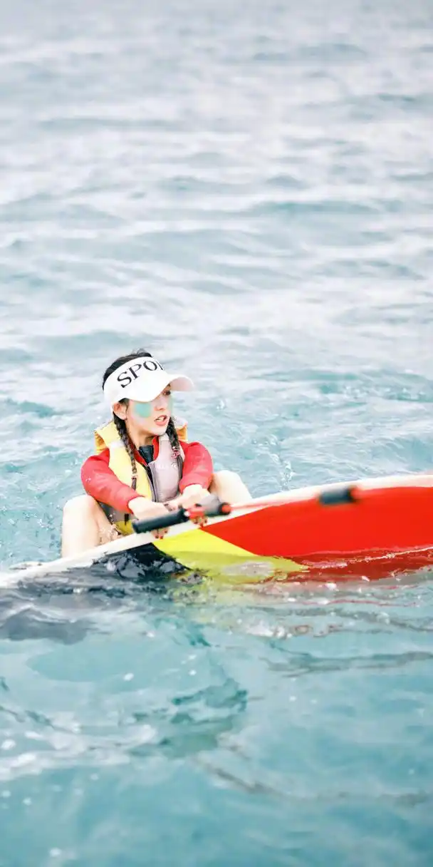 佟丽娅冲浪,穿半身泳衣搭配黑色泳裤,俏皮麻花辫满屏的大长腿