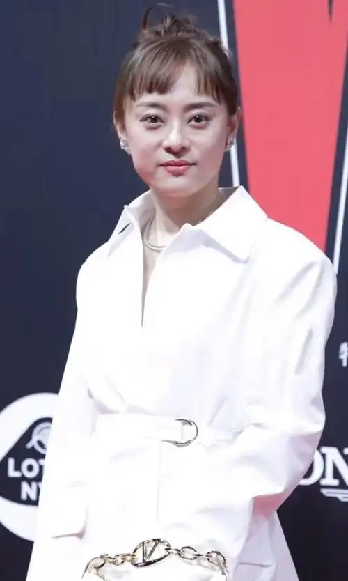 孙俪的微商头短发就更让人夸不出口了,不仅衬的她眼凸,年龄还大,一点