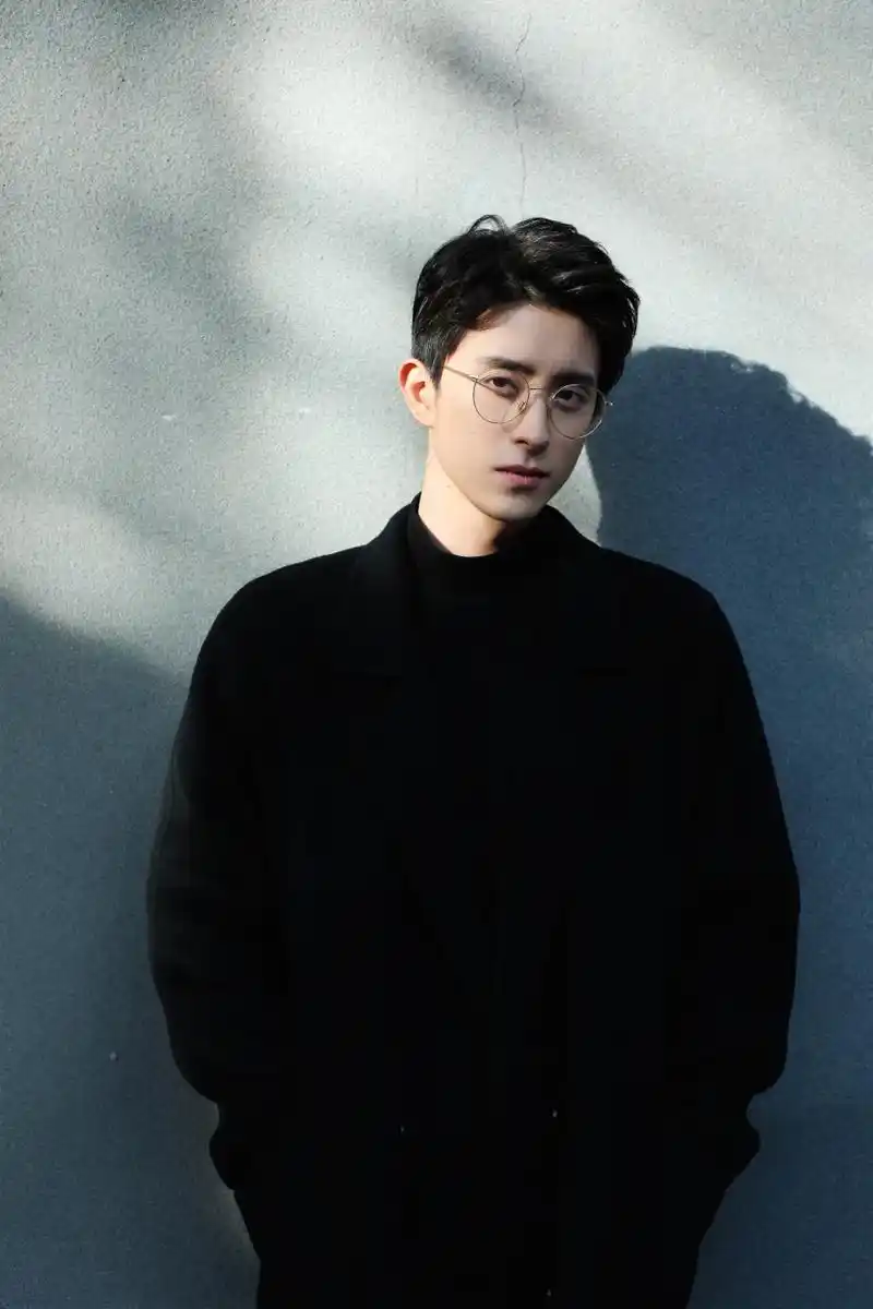 金丝眼镜和大帅哥适配度好高