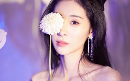 张碧晨花朵礼裙写真桌面壁纸