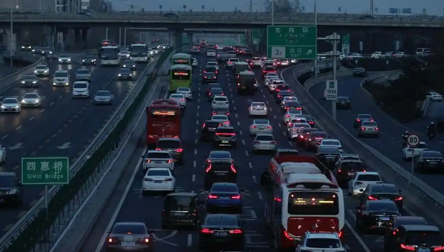 久违了实拍北京晚高峰车流量明显回升路上夕阳依旧美