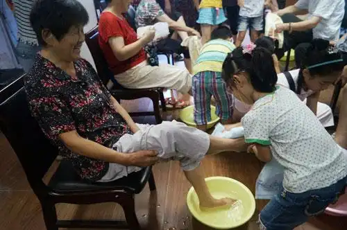 [新芝社区]奶奶,我给您洗脚