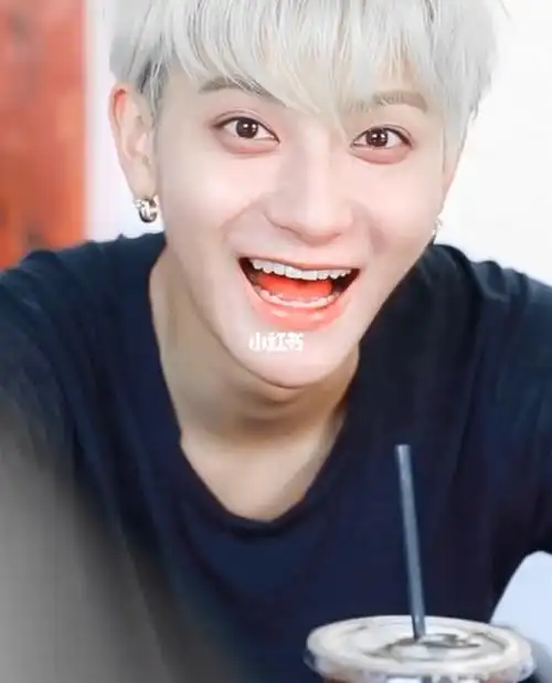 黄子韬的笑真的好迷人好自愈