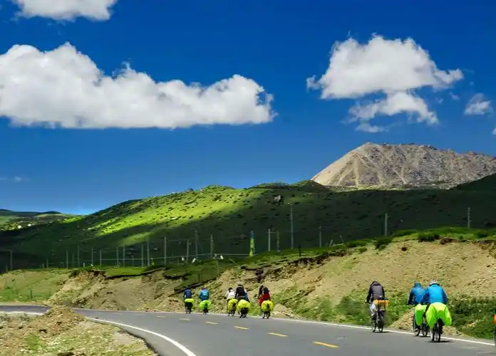 川藏(318线)上的骑行者