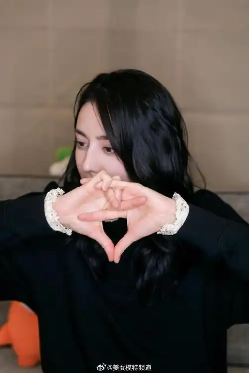 迪丽热巴秋日写真曝光长发披肩解锁比心新手势