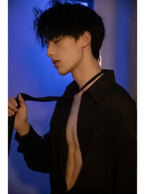 纯欲天花板腹肌帅哥