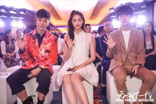 易烊千玺坐在关晓彤旁边合影,空气中弥漫着姐弟的气息