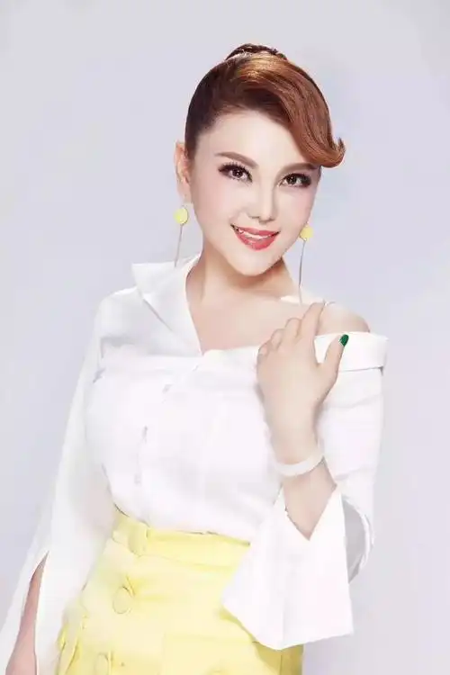 乌兰图雅花开四季全球巡回演唱会临夏站与您一起点赞新时代