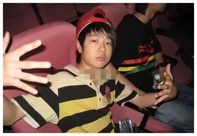 王一博成名前旧照被扒五官气质和现在差距明显整没整一眼就知