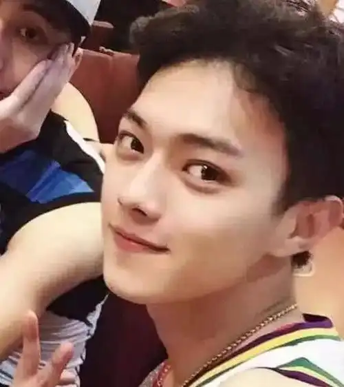 许凯早期照片被疯传,大金链子小手表?网友:好a一男的!