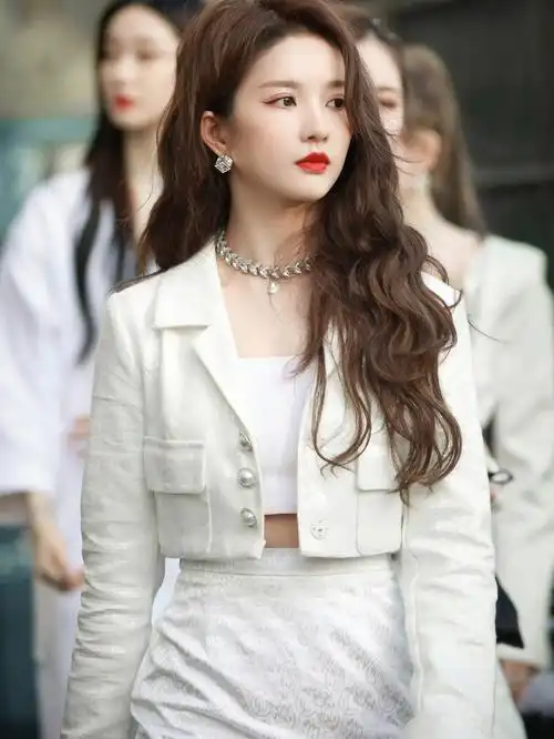 刘些宁街拍myrosebar月亮吊坠锁骨链