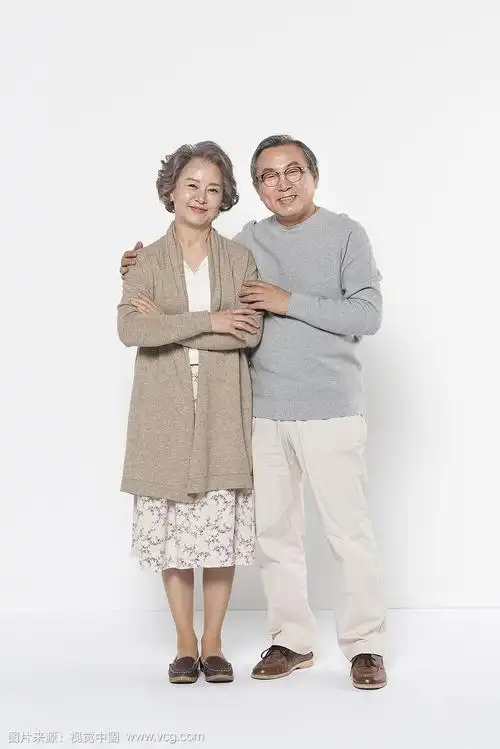 老年夫妇站在一起的照片