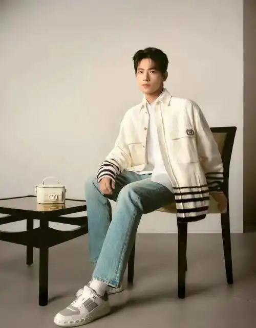 杨洋拄拐酒店会友