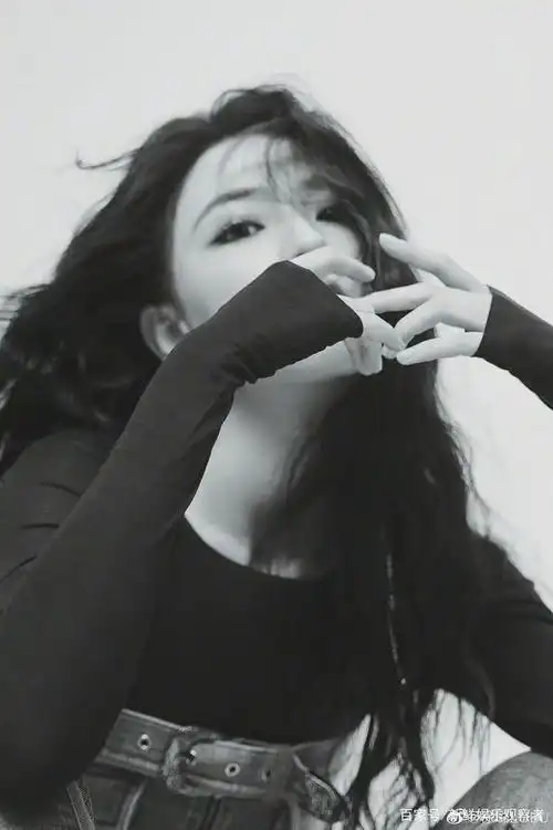 徐璐黑白酷飒大片曝光酷飒又撩 细腰长腿超养眼