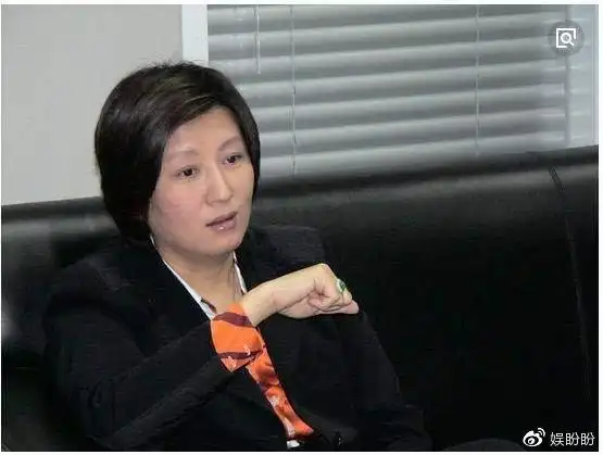 赵宝刚撇下妻子与四位美女聚餐遭羡慕,走时未聊尽兴还依依不舍