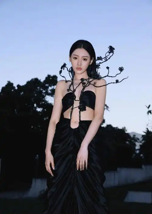 张天爱造型突破常规尺度,上半身只穿了一件内衣,中间还是裂开的