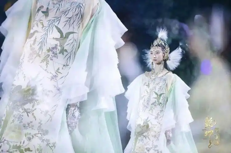 熊英不仅是设计师同时也是一名艺术总监,于2013年创立了品牌盖娅传说