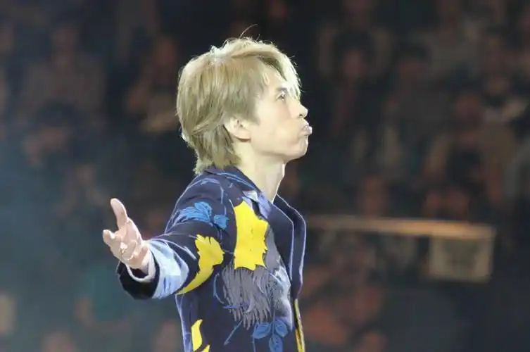 花西装的黄子华