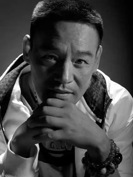 1956年2月25日 星座:未知 血型:a型血 身高:185cm 体重:未知 巍子,男