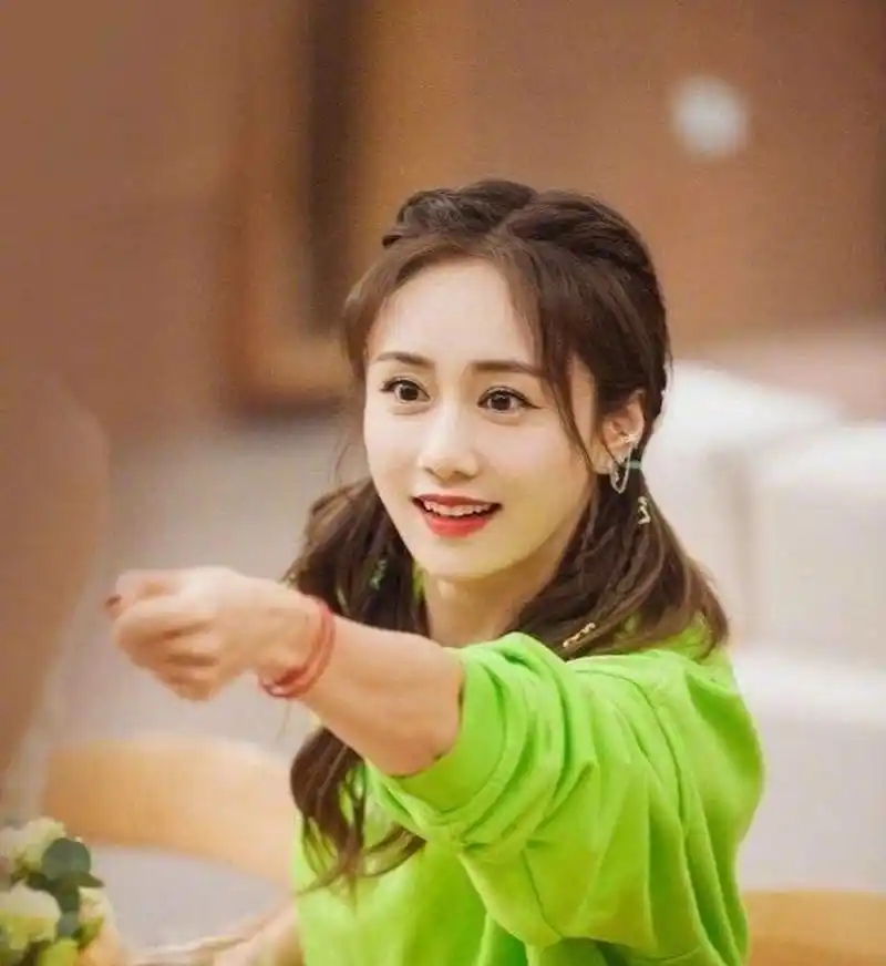 直到2015年,黄圣依被拍到披麻戴孝带着孩子参加杨子父亲的葬礼,杨子才