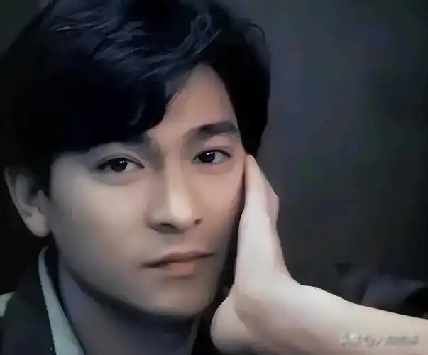 刘德华白发苍苍啤酒肚显露网友呼吁退休