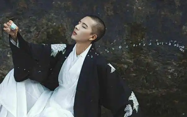 抖音红衣男子(抖音红衣男子突然抱着白衣女子唱什么送你是什么歌)