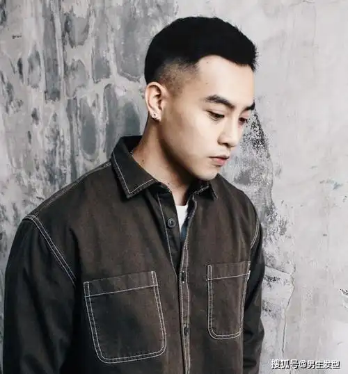 第3款:背头"两边铲光"发型