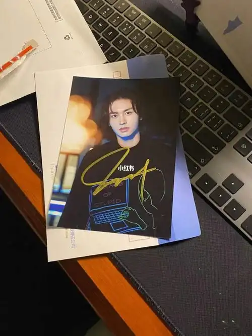 张哲瀚的亲笔签名照哦_张哲瀚_娱乐_明星娱乐资讯