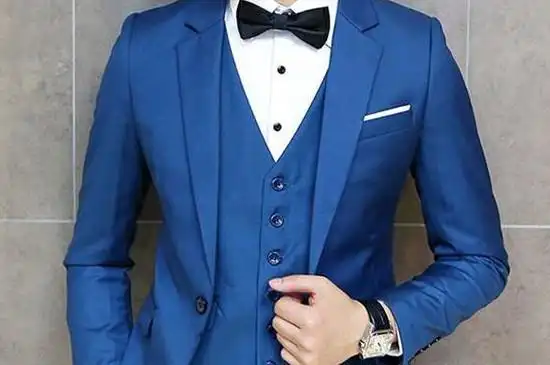 穿蓝色的西装建议搭配白色或者浅蓝色的衬衫,更加美观.