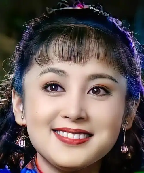 陈红年轻时因美貌和时尚品味被誉为大陆第一美女,令人惊艳