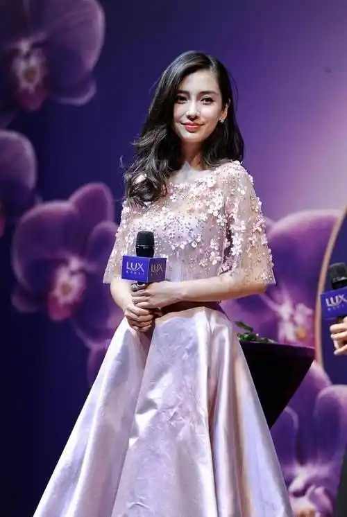 原创杨颖真的好瘦啊穿着长裙像一朵娇艳的花就是太瘦有点撑不起来