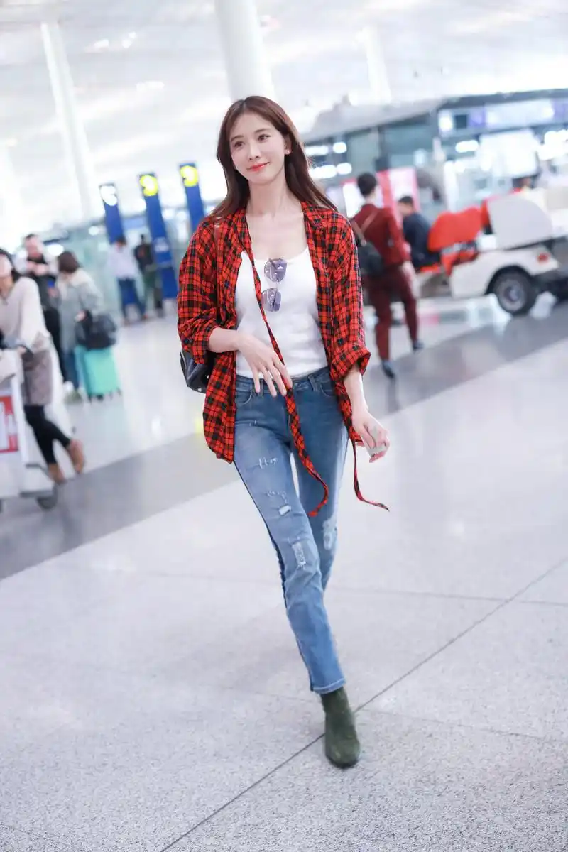 林志玲机场街拍简约着装清凉十足