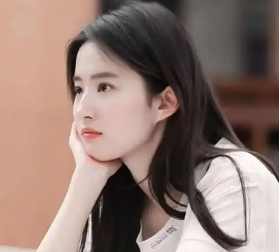 原创刘亦菲写真33岁女神还是年轻漂亮拍照美出新高度