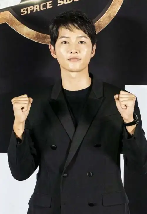 宋仲基现身发布会瘦身成功脸却变油腻离婚一年多还不在状态