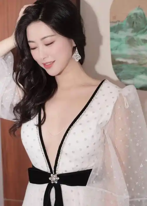 "京圈名媛"朱珠:八次入选全球最美面孔,甩法拉利总裁嫁清华博士_网友