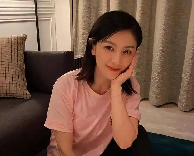 原创曾被沙溢威胁逼婚放弃前程的胡可偶尔拍戏却被道德绑架