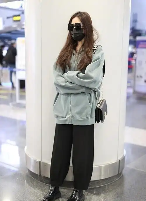 明星机场时装秀,养眼的视觉盛宴,看看李沁,柳岩,一个比一个美