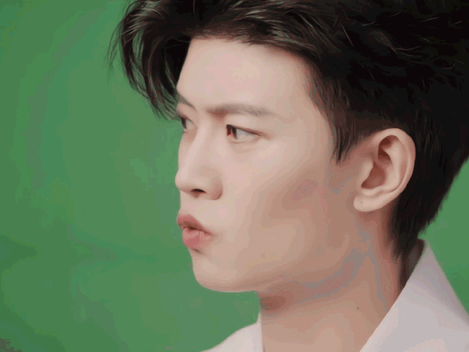 任嘉伦嘟嘟嘴92十八宫格大年初七啦……一起来嘟嘟嘴92