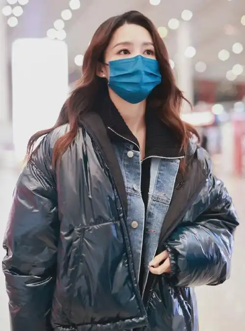 31岁李沁走机场真下功夫羽绒服搭配小脚裤秀身材气质真不一样