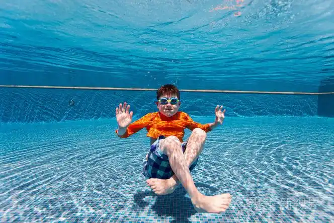 水下游泳的男孩照片-正版商用图片1iw9mf-摄图新视界