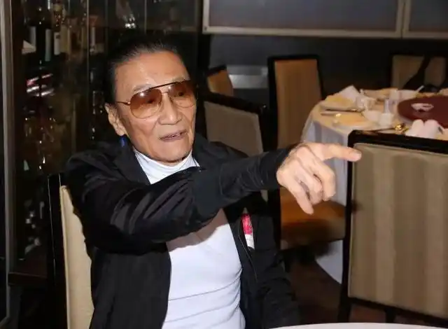 82岁谢贤不甘寂寞请友人喝茶,路上风度翩翩,不时整理发型和著装