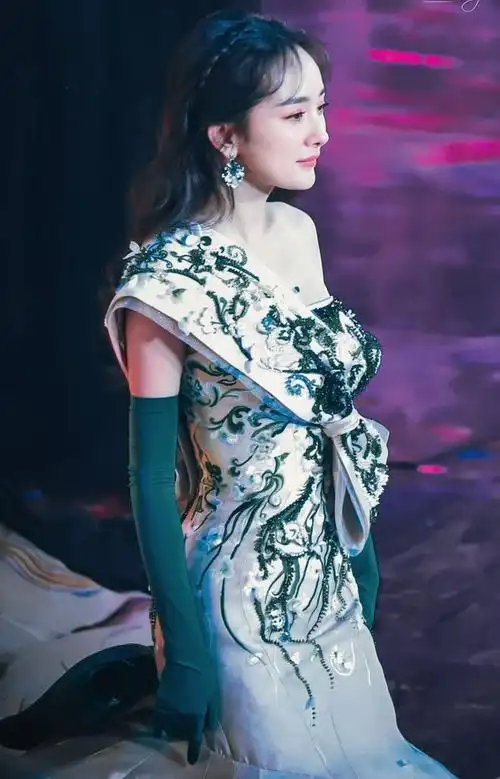 杨幂春晚造型太美了穿手工缝制的鱼尾礼服美得惊艳又高级