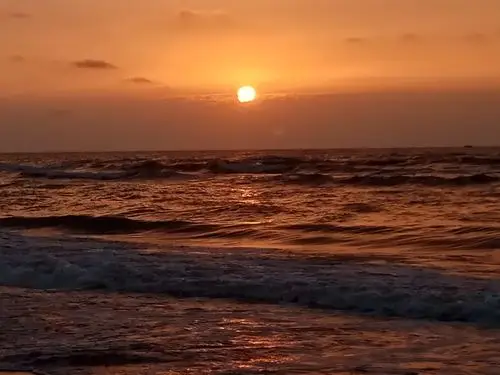 8月31号伴着雷声中雨不停的下,直到中午才停下,傍晚去海边看夕阳.