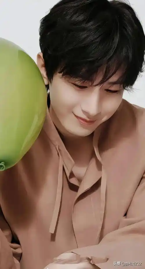 五官真的是绝绝子啊,杨洋的腹肌也是不错啊,看起来也是十分的亮眼