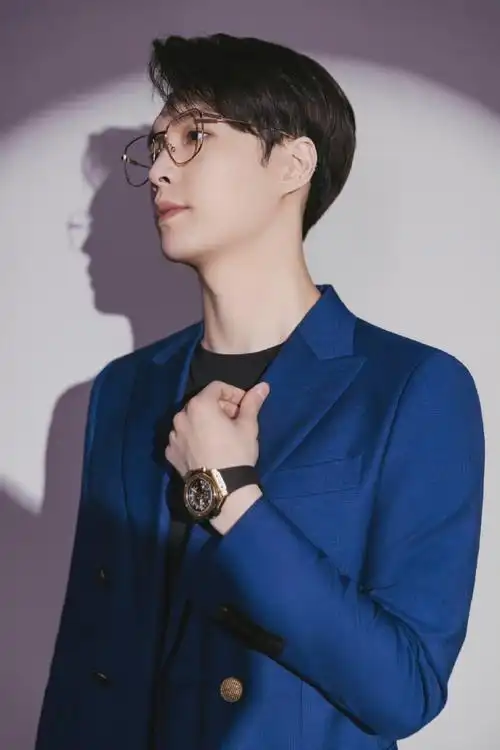 张艺兴深蓝西装造型写真