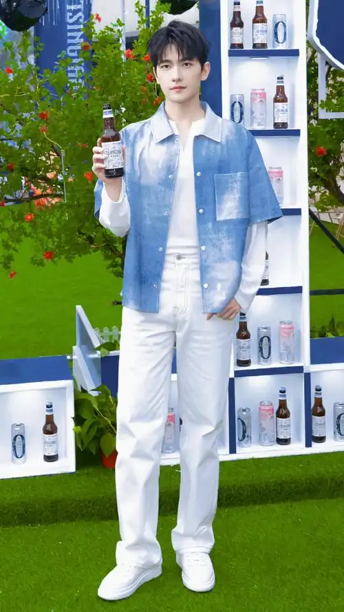 杨洋#电视剧电影综艺花絮路透生日会跳舞舞蹈 西装机场私服造型 活