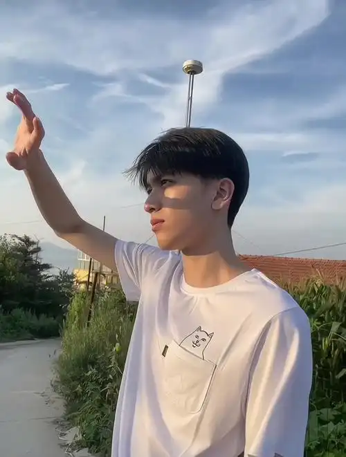 青春疼痛文学男主赵英博,淡颜清冷系长相的男生,自带忧郁氛围感